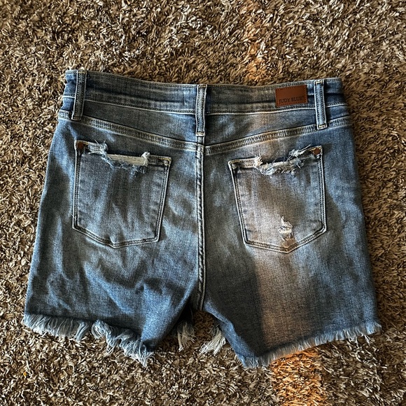Judy Blue Hello Gorgeous Light Wash Destroyed Fray Hem Shorts - Picture 2 of 3